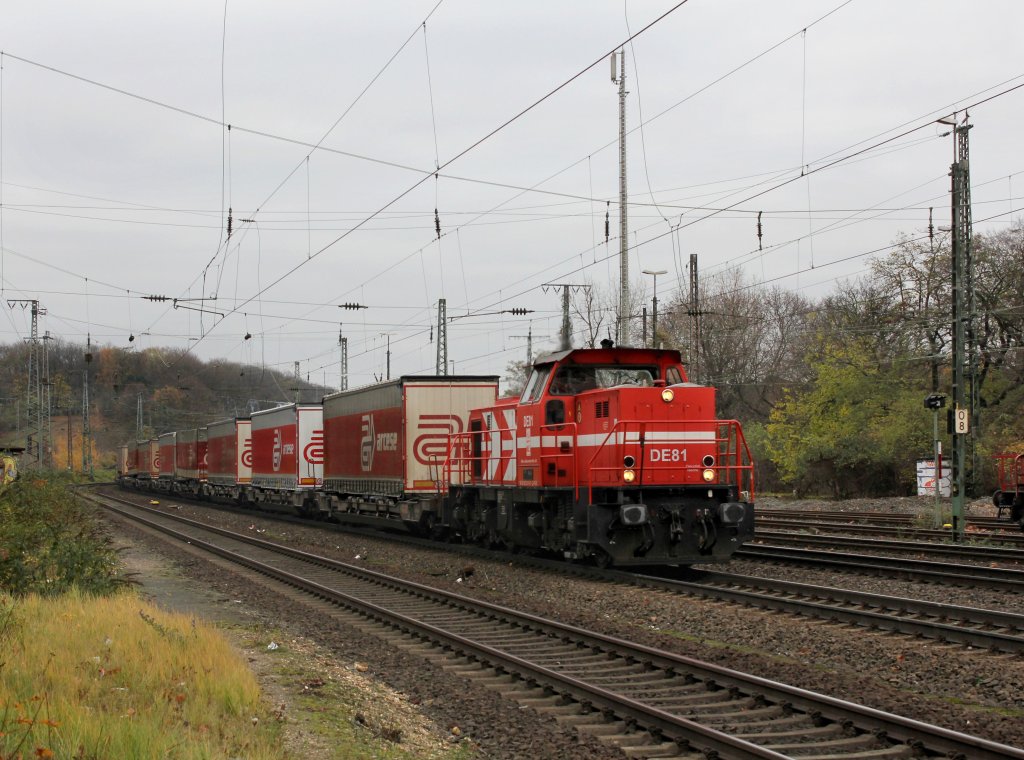 Die 272 019 mit einem KLV-Zug am 24.11.2012 bei der Durchfahrt in Kln West.