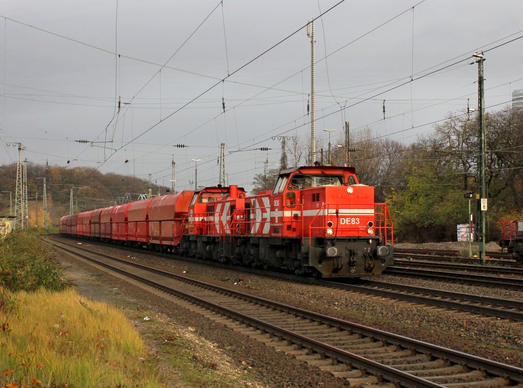 Die 272 021 und die 272 011 mit einem G�terzug am 24.11.2012 bei der Durchfahrt in K�ln West.