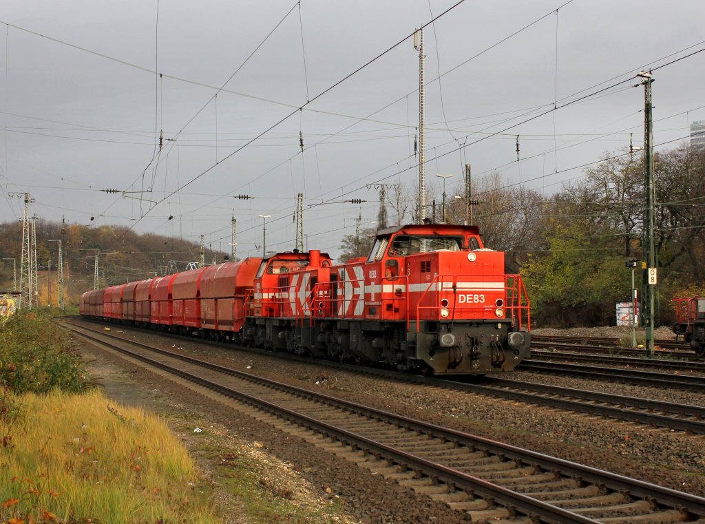 Die 272 021 und die 272 011 mit einem Gterzug am 24.11.2012 bei der Durchfahrt in Kln West.