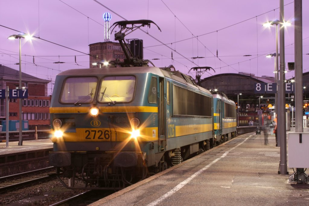 Die 2726 und 2713 warten am 05.02.2011 in Aachen Hbf auf den 13492, um ihn nach Belgien zu ziehen.