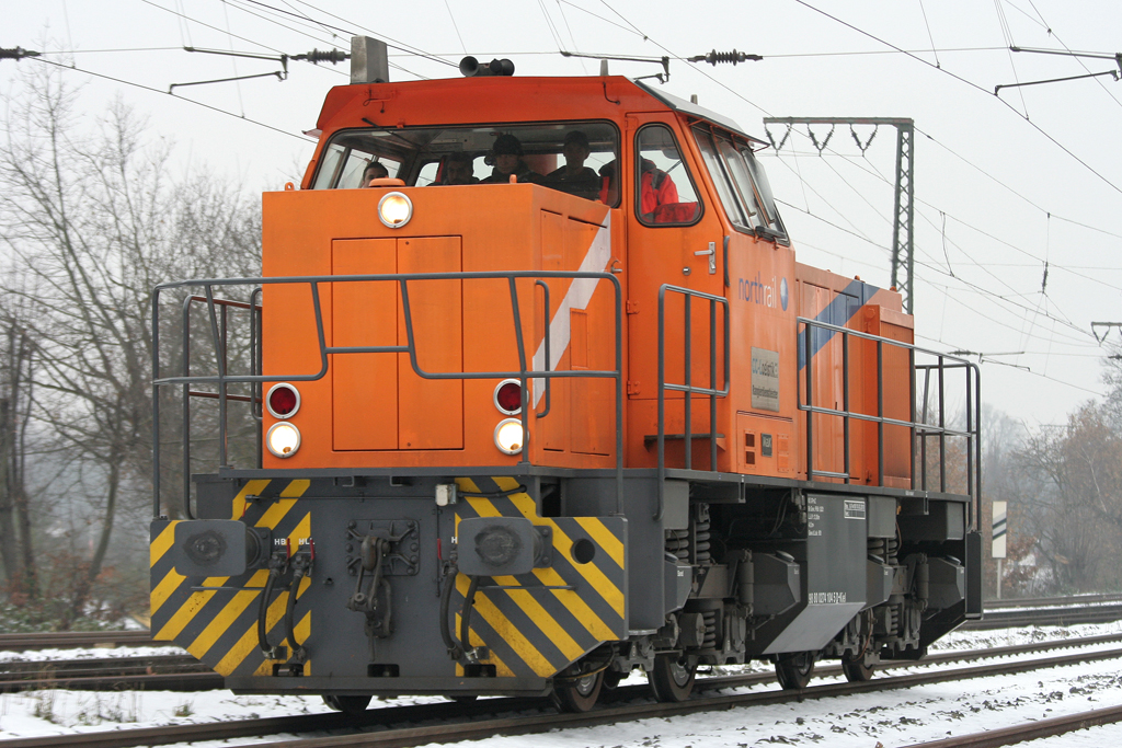 Die 274 104-5 (98 90 0274 104-5 D-KIEL) der CC-Logistik Rangierdienstleister durchfhrt Duisburg Neudorf Lz und stark besetzt am 07.12.2010