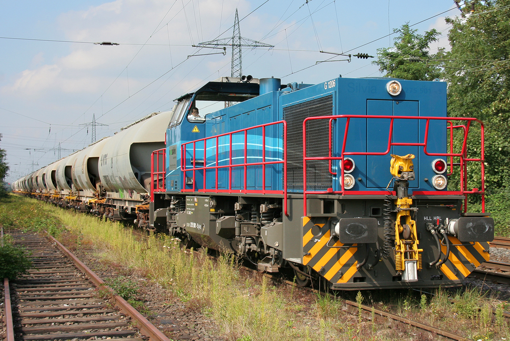 Die 275 501-5 der Neuss Dsseldorfer Hfen bleibt auf dem Ausweichgleis und verdeckte erfolgreich eine DT 140 in Ratingen Lintorf am 17.08.2011
