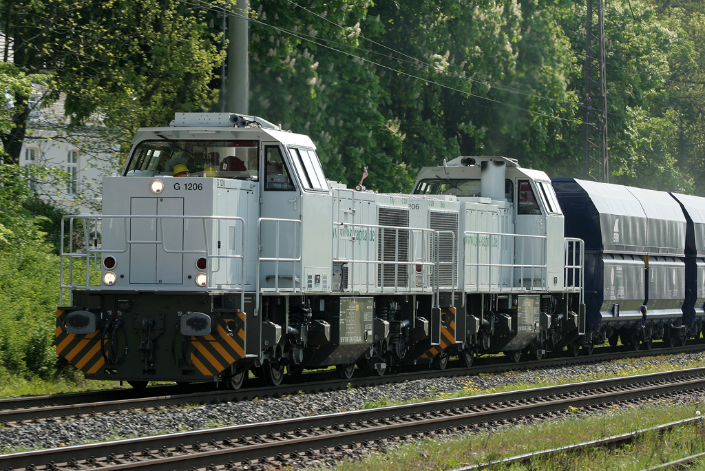 Die 275 753 und 275 754 der TXL zieht einen Kalkzug von Flandersbach nach HKM am 20.04.2011