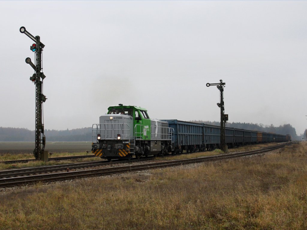 Die 277 031 am 11.11.2011 mit einem Gterzug bei der Ausfahrt aus Tling.