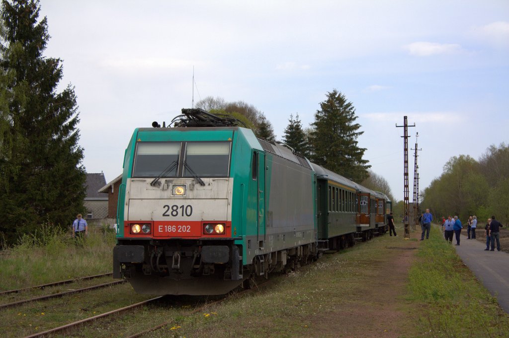 Die 2810 stand am 28.04.2012 mit einem Sonderzug in dem unelektrifizierten Bahnhof Raeren.