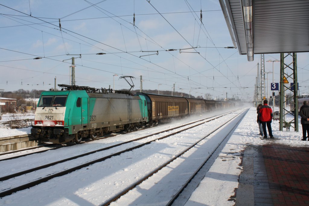 Die 2821 der SNCB oder B-Cargo Rail Durchfhrt am 30.01.10 den verschneiten BF Dren Richtung Antwerpen ber Aachen West.