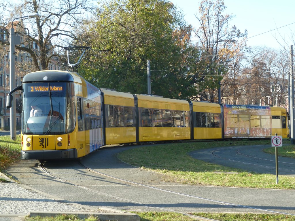 Die 2822 stand als Linie 3 baubedingt an dem Endpunkt Plauen, Nthnitzer Strae. 13.11.2011