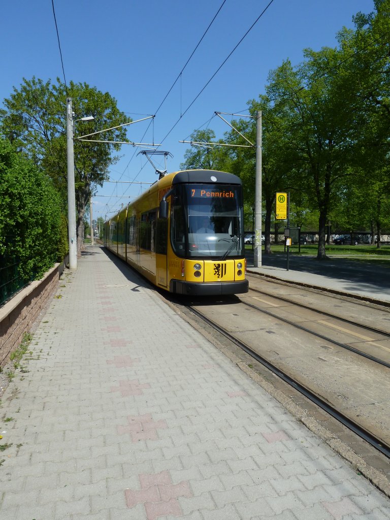 Die 2823 f�hrt als Linie 7 nach Pennrich in die Haltestelle Haltepukt Weixdorf Bad ein. 24.04.2011
