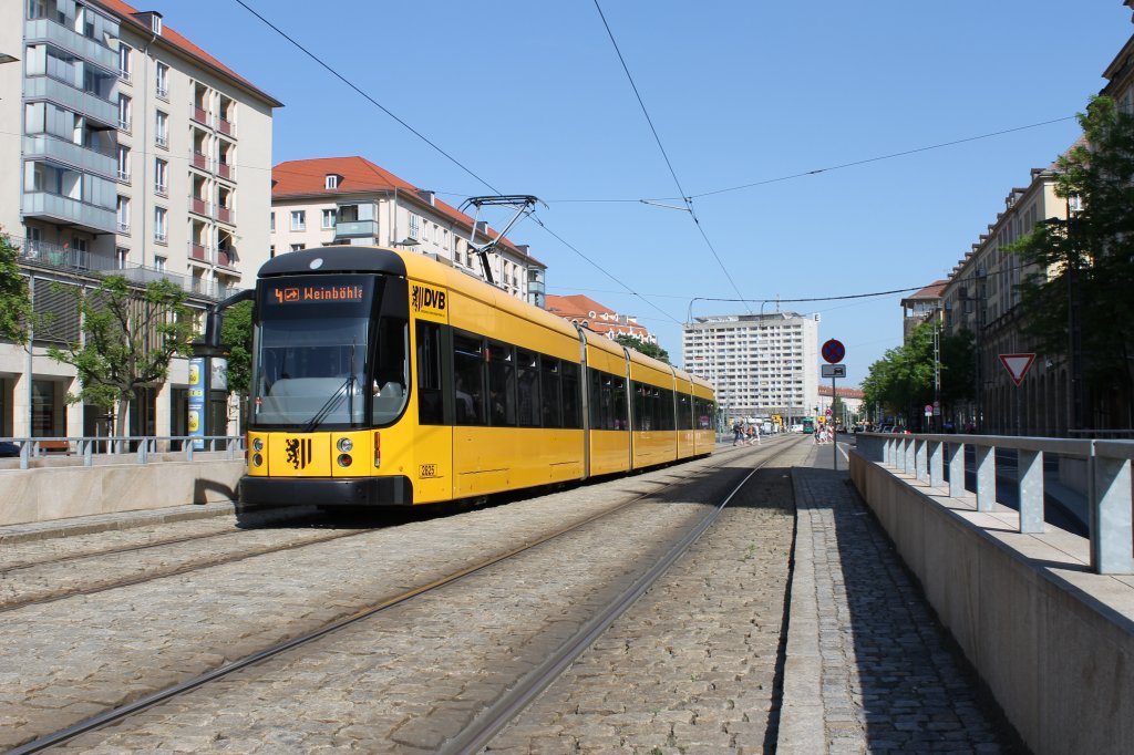 Die 2825 erreicht gleich die Haltestelle Altmarkt. 20.05.2012