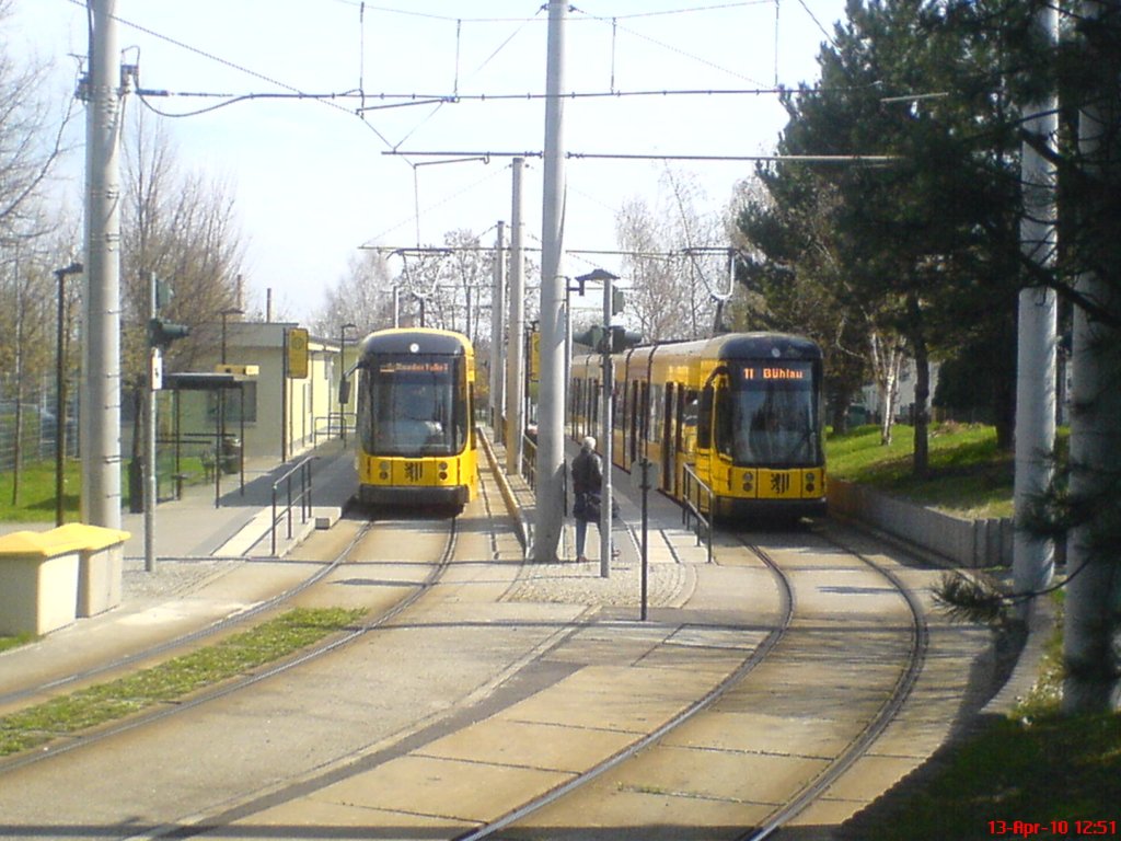Die 2834 als Sonderfahrt und die 2815 als 11 nach Bhlau stehen in der Gleisschleife in Zschertnitz.