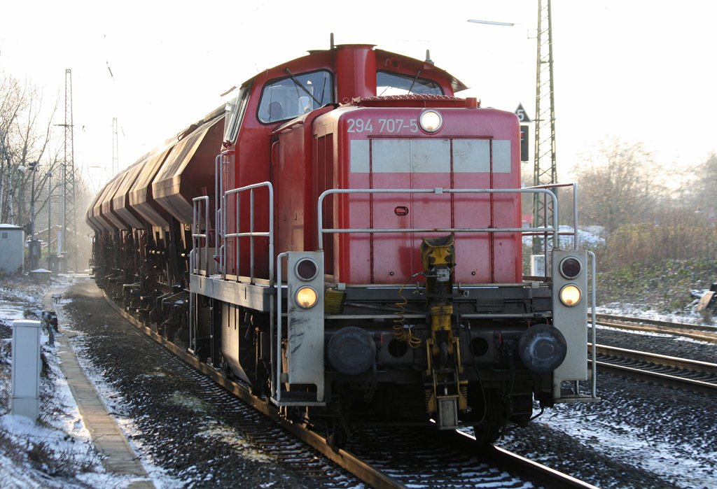 Die 284 707-5 zieht einen kurzen Gz bei schnem Morgenlicht durch Ratingen Lintdorf am 19.12.2009
