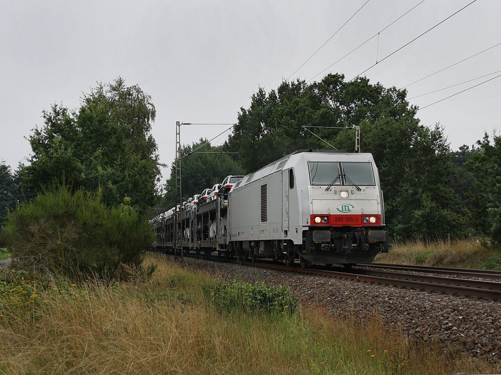 Die 285 105 am 12.08.2010 mit einem Autozug unterwegs bei Eystrup. 