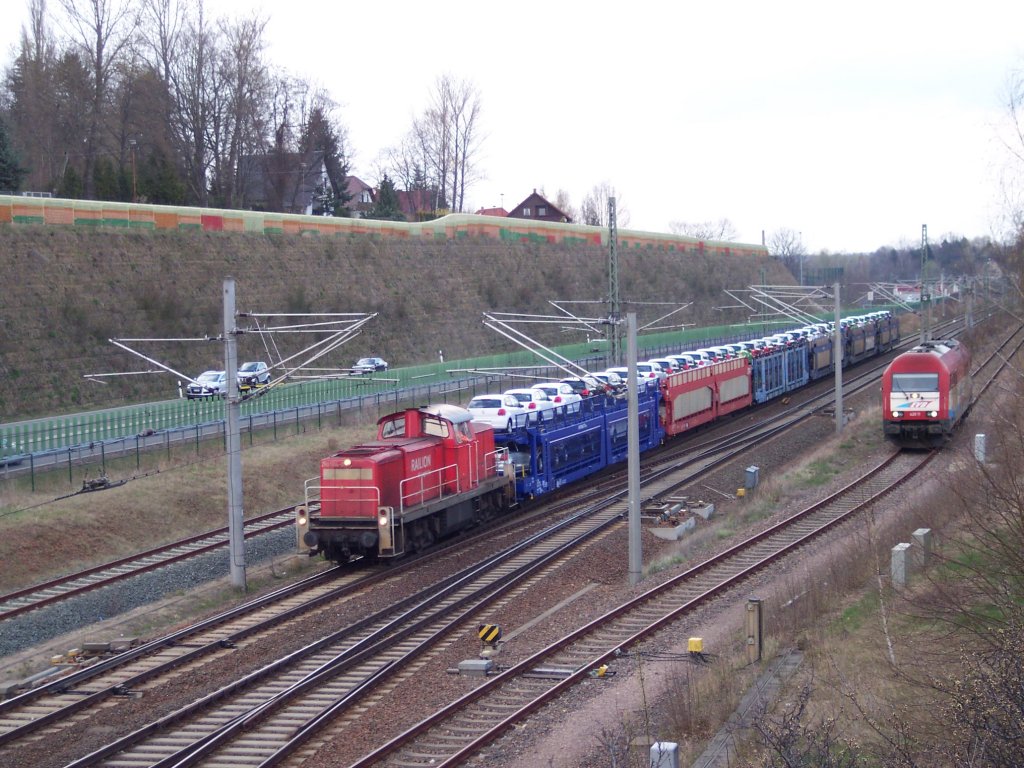 Die 290 504 saust mit kurzem VW Zug durch Werdau am 12.04.2012