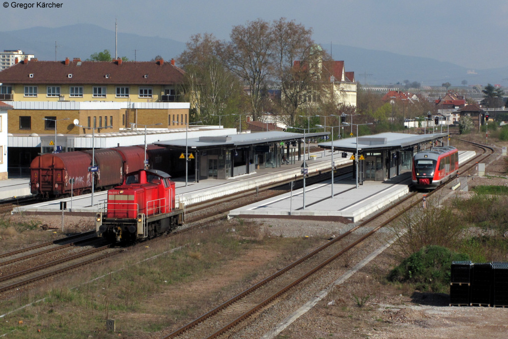 Die 294 600-2 rangiert in Landau Hbf an das andere Ende Ihres bergabezuges, um diesen dann ber die untere Queichtalbahn (ehemalige Strecke Landau-Germersheim, heute grtenteils stillgelegt und teilweise Draisinenbahn) zu seinem Ziel zu bringen. Aufgenommen am 13.04.2012.