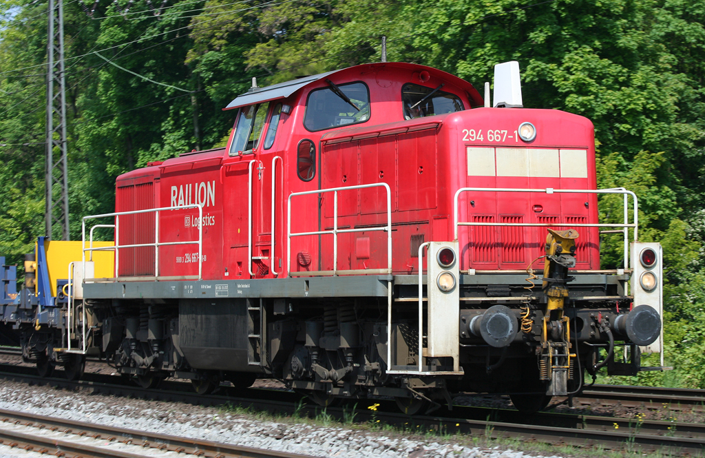Die 294 667-1 zieht einen Gz durch Duisburg Neudorf am 20.05.2010