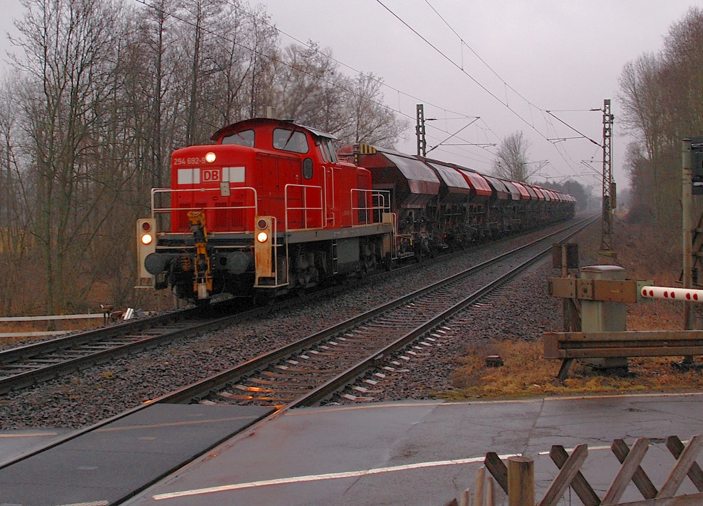 Die 294 692-9 mit einem Güterzug bei Kaarst Broicher Seite kurz vorm Bahnübergang.
Sie kommt gerade aus Neuss gefahren in Richtung Krefeld...am späteren Freitagabend den 24.2.2012 bei regnerischem Wetter.