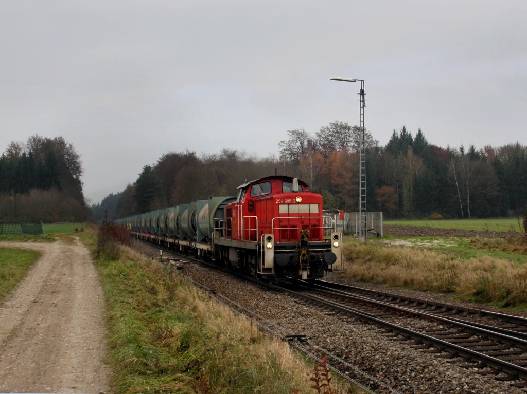 Die 294 695 am 11.11.2011 mit einem M�llzug bei der Einfahrt in T��ling. 