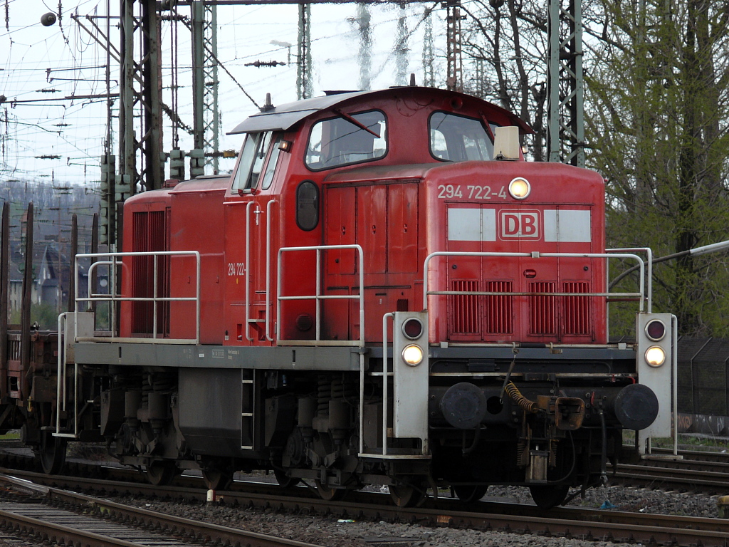 Die 294-722-4 rangiert im Gleisvorfeld des Wittener Hbf´s. 16.04.2008.