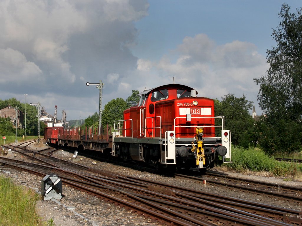 Die 294 750 am 24.06.2011 mit einem Gterzug bei der Ausfahrt aus Sulzbach-Rosenberg.