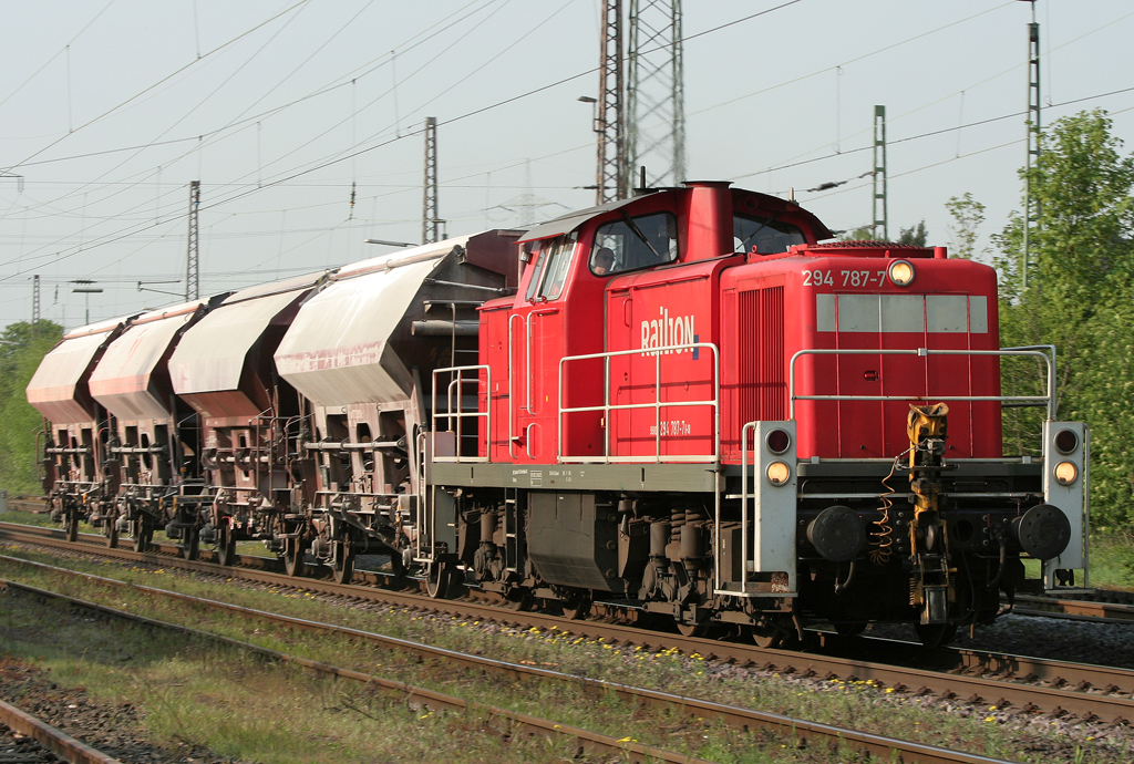 Die 294 787-7 zieht Kalk durch Ratingen Lintorf am 20.04.2011