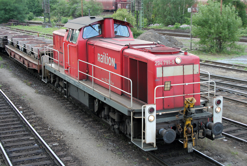 Die 294 791-9 rangiert durch Oberhausen West am 08.07.2011