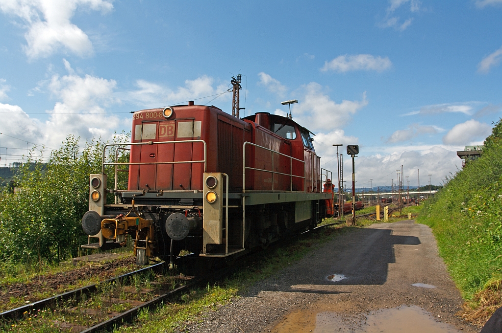 
Die 294 800-8 (V90 remotorisiert) der DB Schenker am 08.08.2001 in Kreuztal am Ablaufberg, ein paar Meter weiter unter blauen Himmel. 