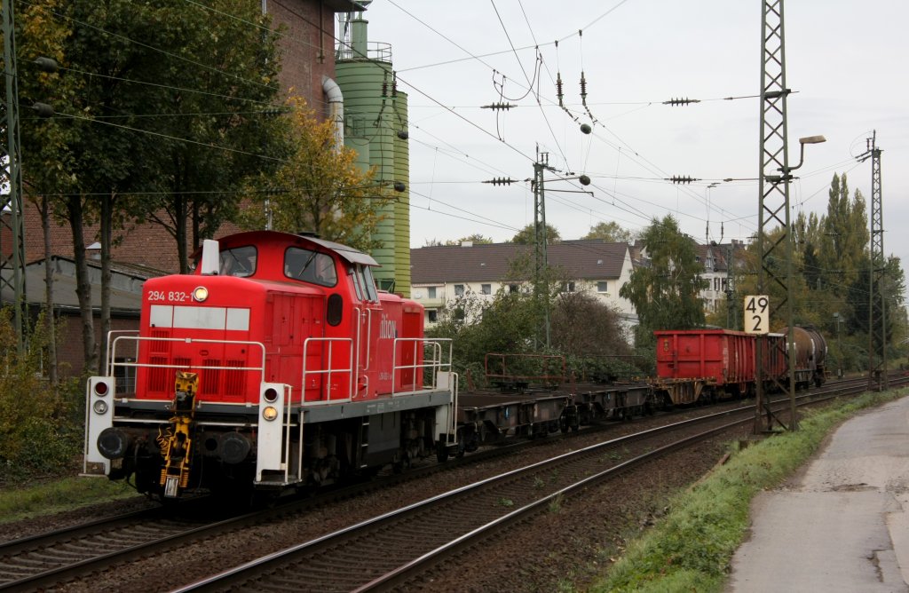 Die 294 832-1 fuhr am 22.10.2010 durch Opladen.