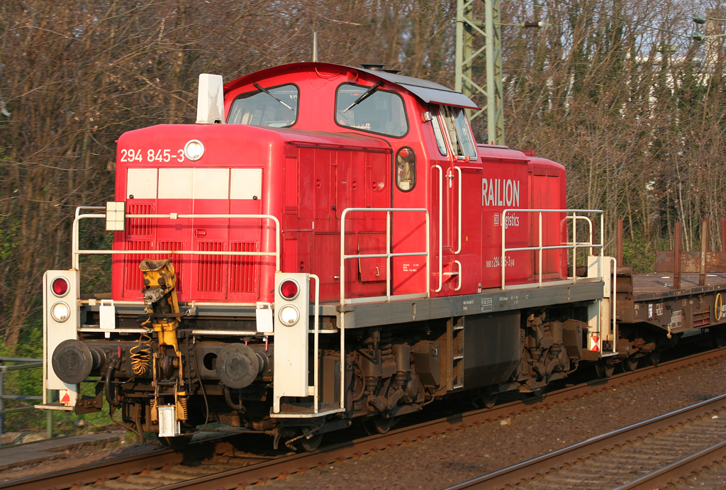 Die 294 845-3 zieht einen langen Gz durch Dsseldorf Vlklinger Strae am 14.04.2010