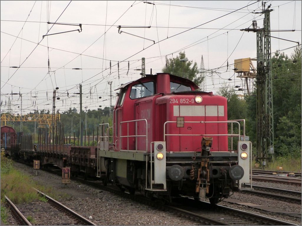 Die 294 852-9 durchfhrt mit einem Gterzug am Haken Duisburg Wedau 
im September 2012.