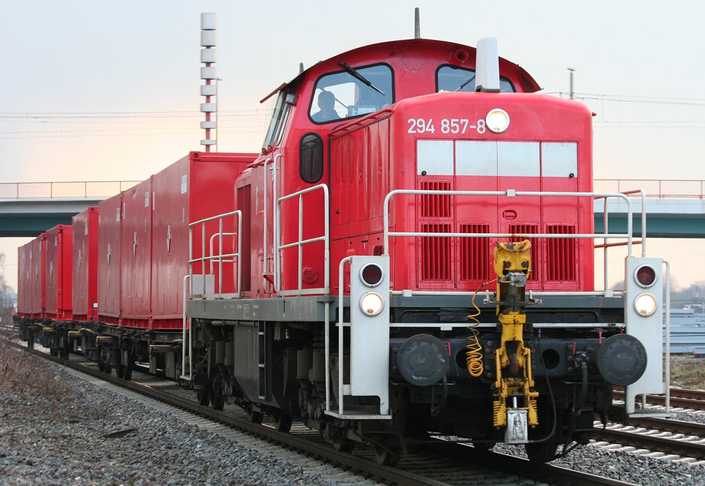 Die 294 857-8 dieselt aus HKM durch Duisburg Hochfeld am 02.03.2010