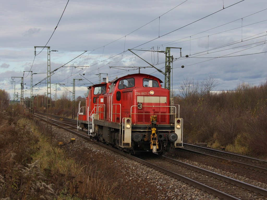 Die 294 867 mit der 362 888 im schlepp am 13.11.2010 bei der Durchfahrt in Obertraubling. 