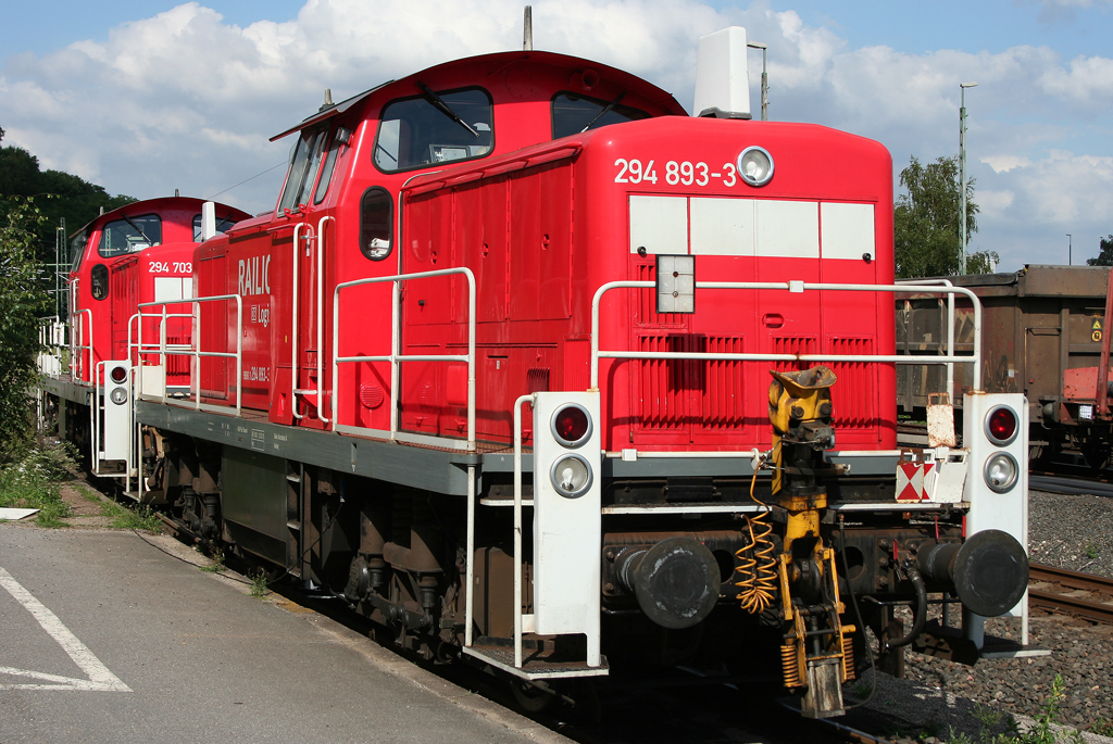 Die 294 893-3 verweilt mit 294 703-2 in Stolberg HBF am 09.08.2010