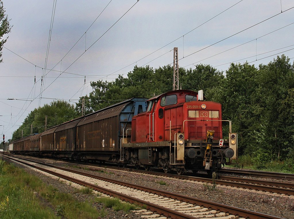 Die 295 059 am 10.08.2010 mit einem Schiebewandwagenzug unterwegs bei Drverden. 