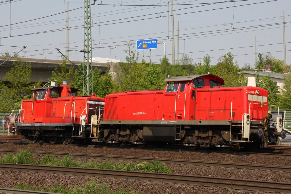 Die 295 086 zieht am 26.4.11 die 363 676-8 durch Hamburg-Harburg.