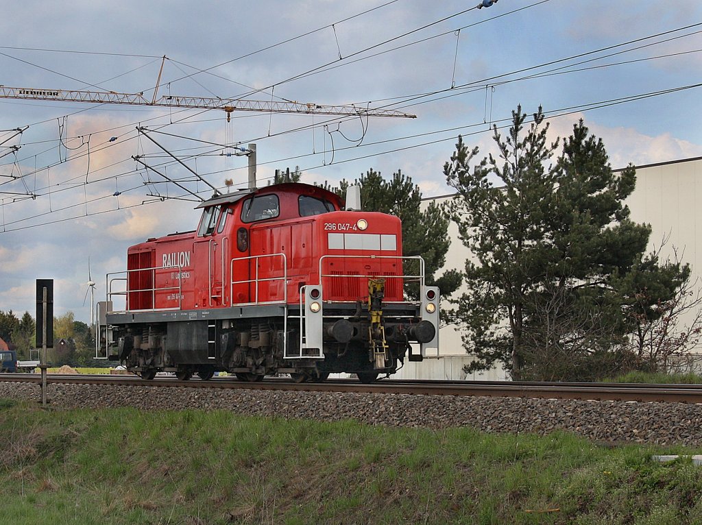 Die 296 047 am 27.04.2010 unterwegs bei Eystrup. 