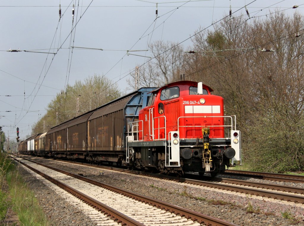 Die 296 047 mit einem Schiebewandwagenzug am 28.04.2010 unterwegs bei Drverden.