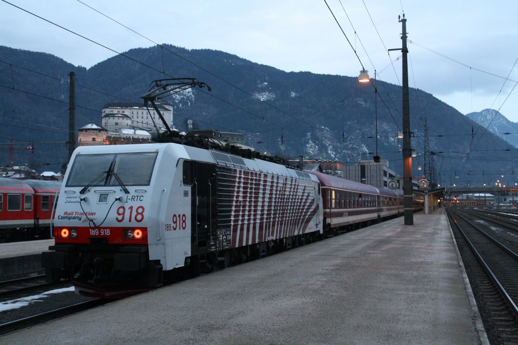 Die 3. 189 von Lokomotion als ``Zebra``. 189 918-6 mit roten Zebrastreifen wurde am 12.2.2011 in Kufstein an den Skisonderzug aus Hamburg nach Bludenz/Mallnitz Obervellach angehngt. In Wrgl ist dann Richtungswechsel, deshalb als Schublok. 