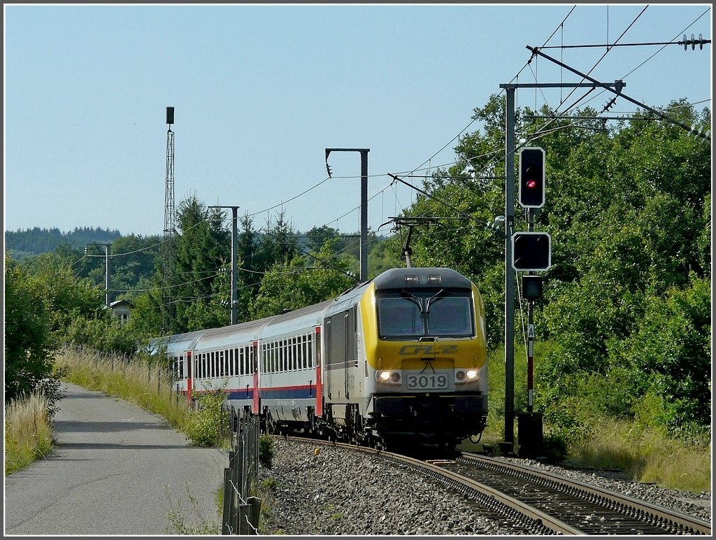 Die 3019 mit dem IR Liers-Luxemburg am Haken fotografiert am 05.08.09 in Lellingen. (Jeanny)