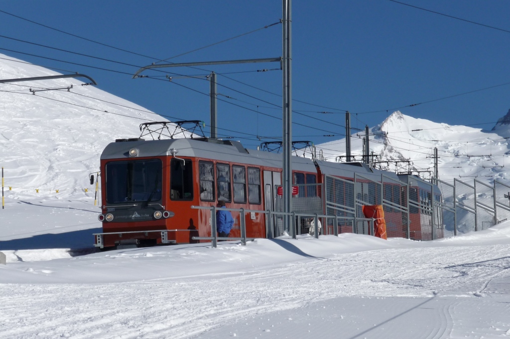 Die 3081 verlsst die Station Rotenboden, 2819 Meter hoch gelegen (16.3.2010)