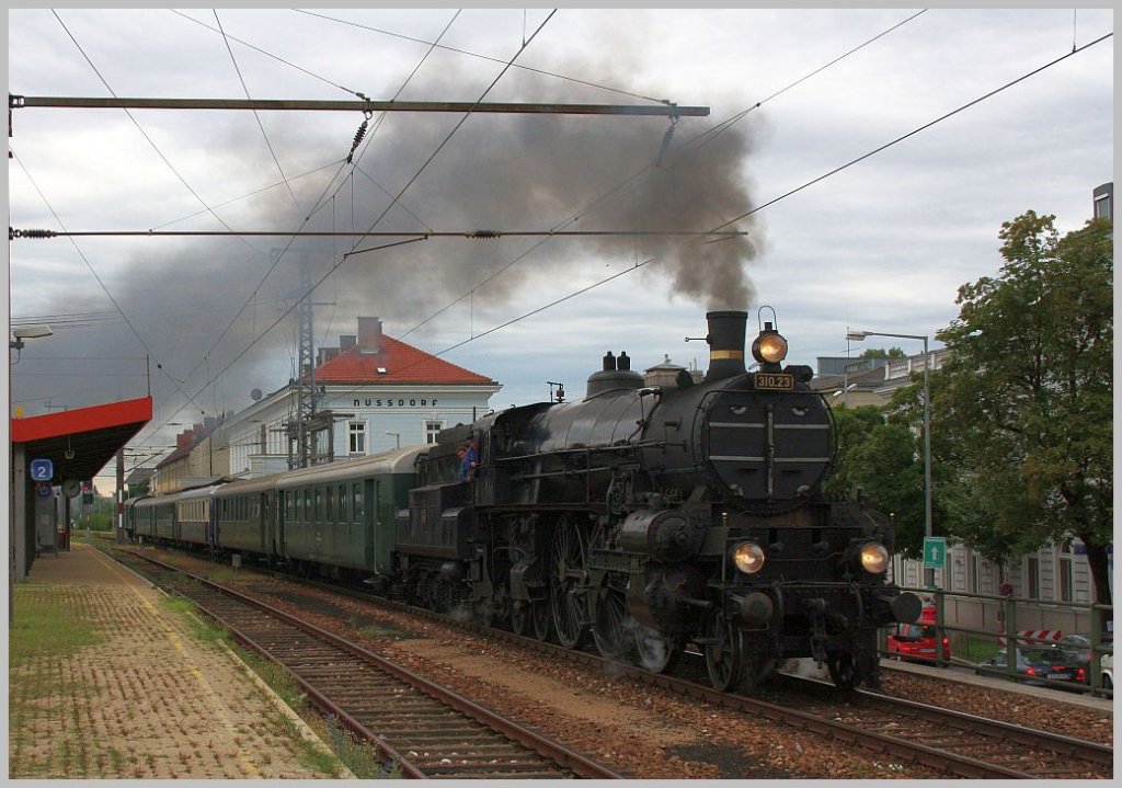 Die 310 23 fhrt mit Dampf-Sonderzug R 17364 von Wien Heiligenstadt nach Spitz an der Donau. Wien Nudorf, 18.06.11