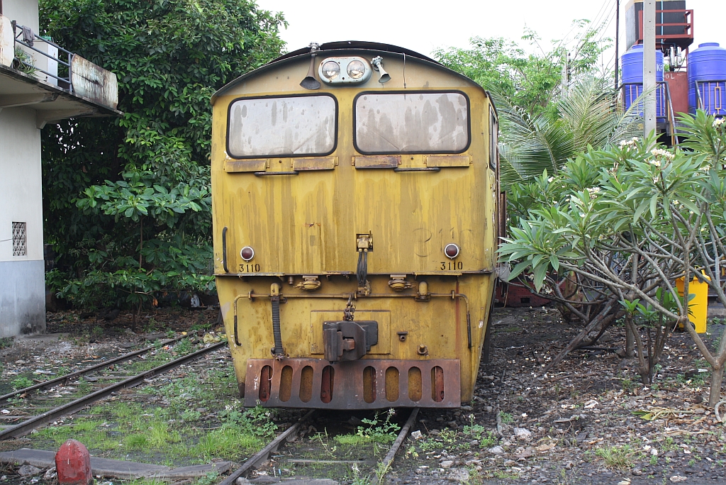 Die 3110 (B'B', dh, Krupp, Bauj.1969, Fab.Nr.4999) dient nur mehr als Ersatzteilspender; Depot Thon Buri am 13.März 2011.