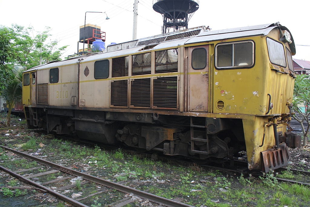 Die 3110 (B'B', dh, Krupp, Bauj.1969, Fab.Nr.4999) dient nur mehr als Ersatzteilspender; Depot Thon Buri am 13.März 2011.