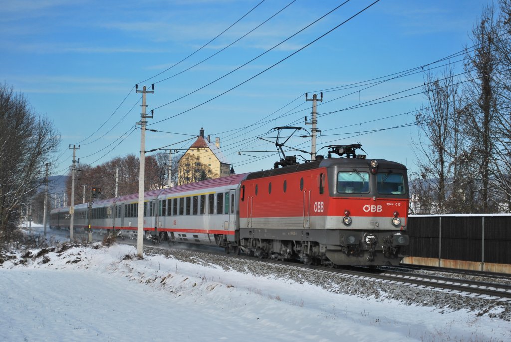 Die 32 Jahre alte Linzer 1044 015 bespannte am 30.11.2010 den OEC 690 von Salzburg nach Klagenfurt. Aufgenommen bei Elsbethen/Salzburg.