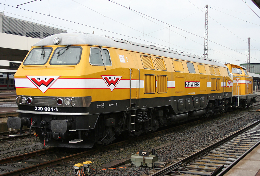 Die 320 001-1 & 211 015-3 der Fa. Wiebe stehen gemeinsam abgestellt in Duisburg HBF am 07.05.2010 (Heute immer noch so gesichtet -> Sonntag)