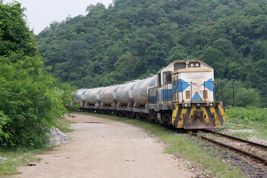 Die 33-005 (ex CK5 006) des Zementproduzenten TPIPL am 23.August 2010 mit beladenen บซล./B.C.P.(= Bogie Cement Pressure Discharge Wagon) auf der Anschlußbahn kurz vor der Hin Lap Station.