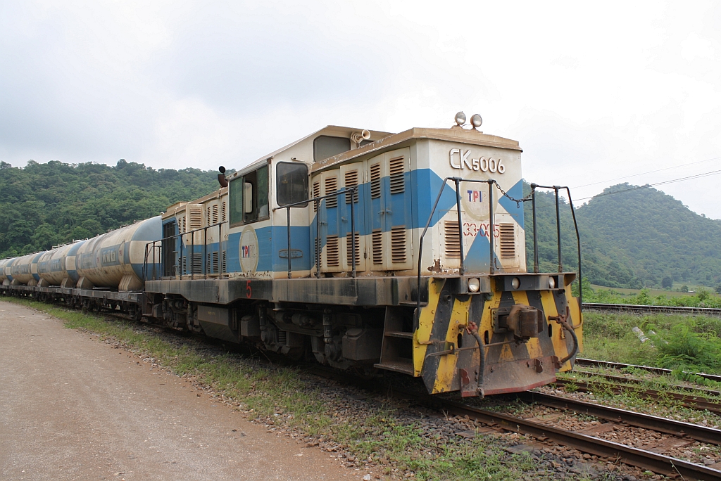 Die 33-005 (ex CK5 006) des Zementproduzenten TPIPL am 23.August 2010 auf der Anschlußbahn kurz vor der Hin Lap Station. - Von der BoBo diesel-hydraulischen Type CK5 wurden vom chinesischem Hersteller ZIYANG nur 8 Stück gebaut und 1995 alle nach Thailand geliefert.