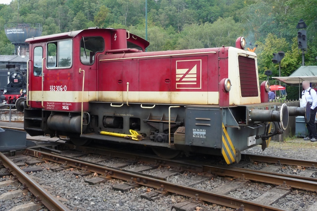 Die 332 306 durfte auch mal auf die Drehscheibe in Bochum Dahlhausen, wenn auch nur um die V36 dort hin zu bringen. Bemerkenswert sind die handgemalten Betriebsaufschriften am F�hrerhaus.