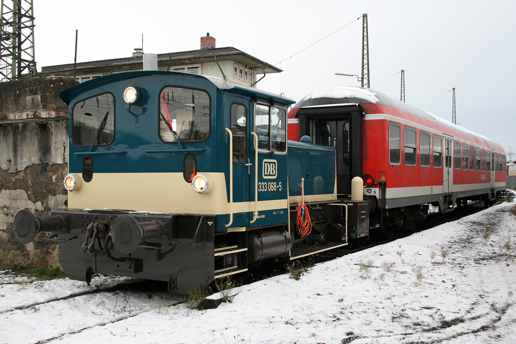 Die 333 068-5 steht mit einem Bn Silberling bei der Rangierarbeit im Bw Koblenz L�tzel beim Nikolausfest am 05.12.2010