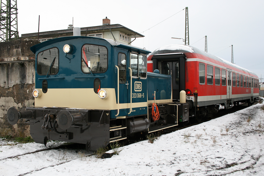 Die 333 068-5 steht mit einem Bn Silberling bei der Rangierarbeit im Bw Koblenz Ltzel beim Nikolausfest am 05.12.2010