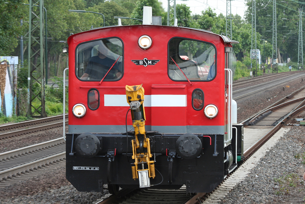 Die 333 674-0 der BSM f�hrt Lz f�r den AZ nach D�sseldorf Hbf durch D�sseldorf Oberbilk am 06.08.2010